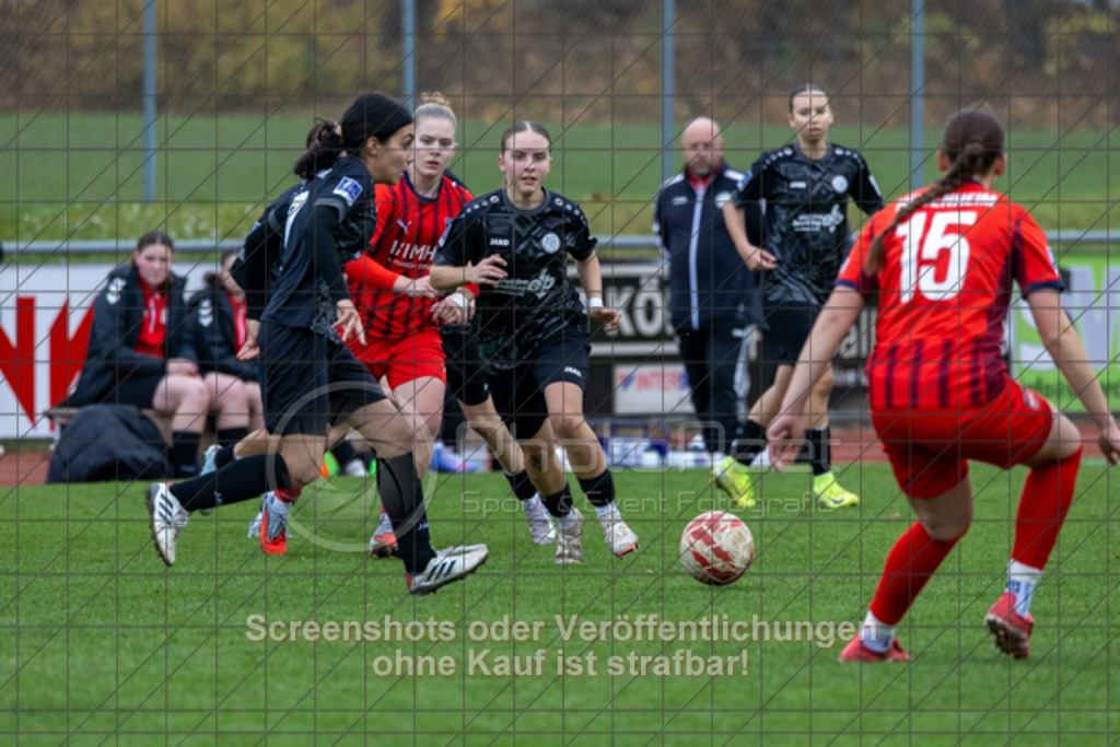 20251115_143147_0214 | #,1.FC Donzdorf (schwarz) vs. 1.FC Heidenheim (rot), Fussball, EnBW-Oberliga B -Juniorinnen, 10. Spieltag, Saison 2025/2026, Rasenplatz, Lautertal Stadion, Süßener Straße 16, 73072 Donzdorf, 15.11.2025 - 14:00 Uhr,Foto: PhotoPeet-Sportfotografie/Peter Harich