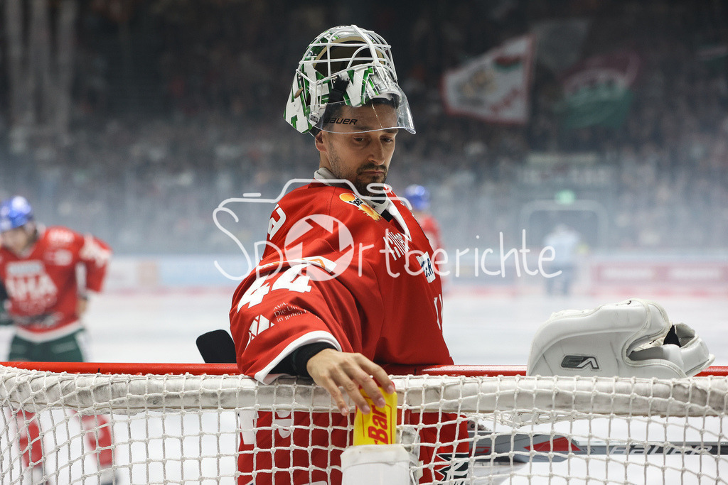 Augsburger Panther - Straubing Tigers | Dennis ENDRAS (AEV #44) macht vor der Partie gegen Straubing noch sein Ritual