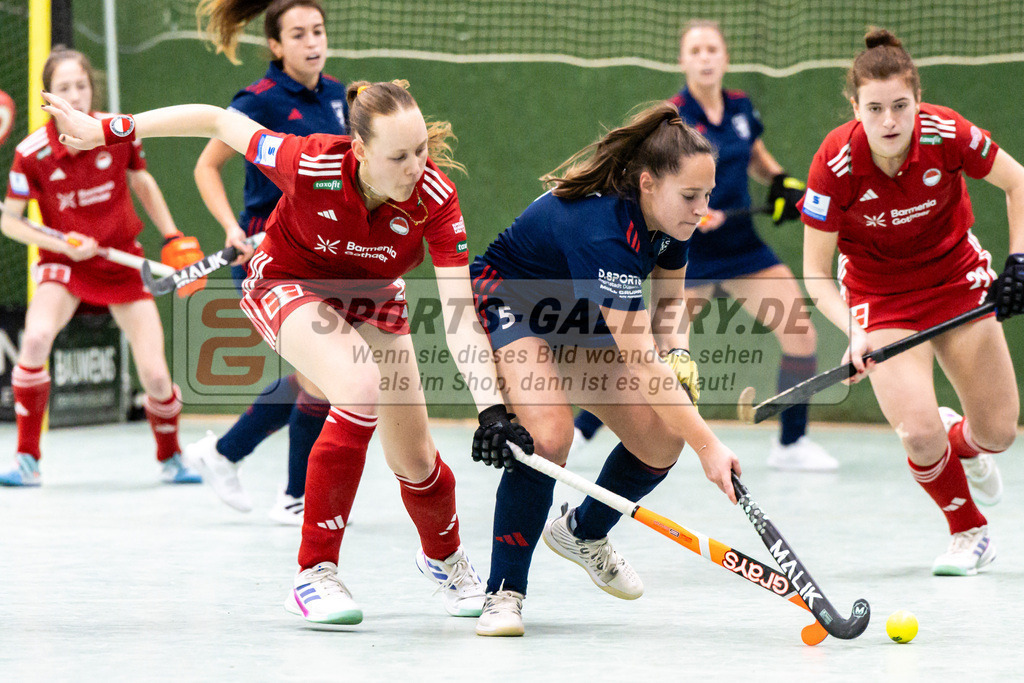 SFE_20241220_0001 | Köln, Deutschland, 20.12.2024:  Hockey 1. Bundesliga Damen Rot-Weiss Köln - Düsseldorfer HC im KTHC Stadion Rot-Weiss Köln Tennis and Hockey Club am 20.12.2024 in Köln, Deutschland. (Foto von Stephan Fehrmann)Köln, Germany, 20.12.2024: Hockey 1. Bundesliga Damen Rot-Weiss Köln - Düsseldorfer HC in KTHC Stadion Rot-Weiss Köln Tennis and Hockey Club at 20.12.2024 in Köln, Deutschland. (Foto from Stephan Fehrmann)