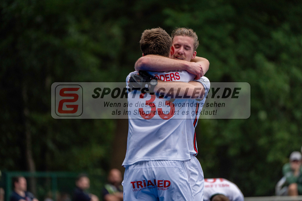 Final4_20250601-1511-HK108718 | Krefeld, Deutschland, 01.06.2025:  Feldhockey Final4 2025 – „Deutsche Feldhockey-Meisterschaften 2025“ Crefelder HTC - Rot-Weiss Köln (Finale Herren) im Gerd-Wellen-Hockeyanlage am 01.06.2025 in Krefeld, Deutschland. (Foto von Kramhöller/Fehrmann/Kaste)Krefeld, Germany, 01.06.2025: Feldhockey Final4 2025 – „Deutsche Feldhockey-Meisterschaften 2025“ Harvestehuder HTC - Düsseldorfer HC (Finale Damen) in Gerd-Wellen-Hockeyanlage at 01.06.2025 in Krefeld, Deutschland. (Foto from Kramhöller/Fehrmann/Kaste)