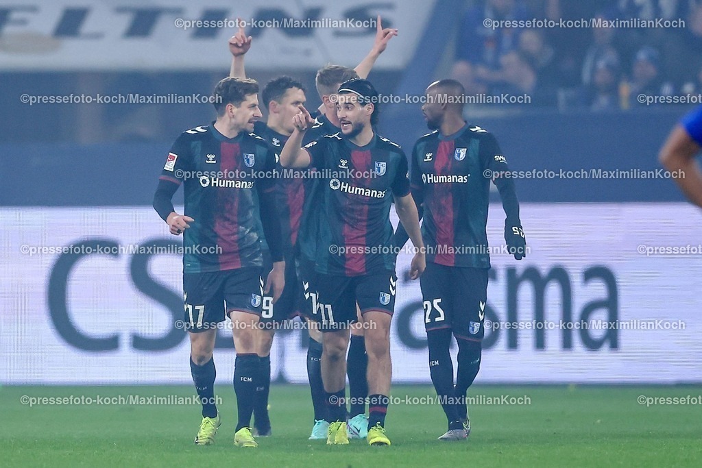 S0401022501031 | 01.02.2025, Fußball, FC Schalke 04 - 1. FC Magdeburg, 2.. Fußball Bundesliga, 20. Spieltag, Veltins-Arena Gelsenkirchen, Saison 2024 2025: Torjubel nach dem 1:0 durch Martijn Kaars (1.FC Magdeburg #9)DFB regulations prohibit any use of photographs as image sequences and or quasi-video.