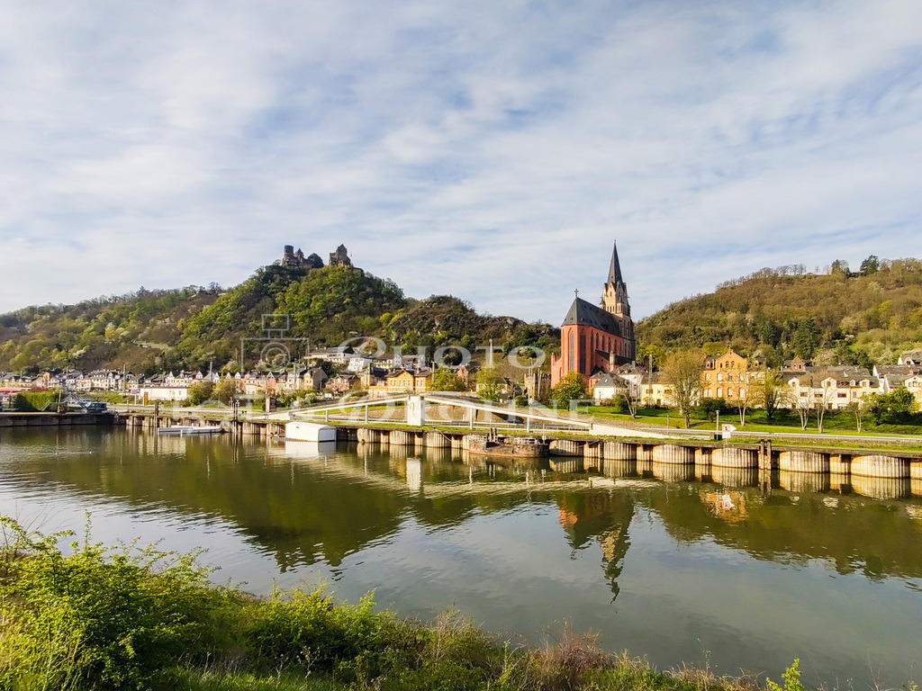 Oberwesel-083849664 | Oberwesel Hafendamm mit Blick auf Schönburg und Liebfrauenkirche - Realisiert mit Pictrs.com
