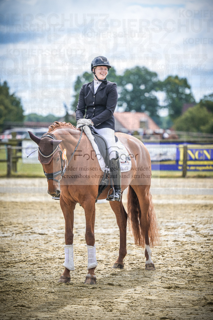 DOS_9890 | Entdecke hochwertige Reitturnierfotos von Foto Oger. Professionell, emotional und authentisch – jetzt Lieblingsmomente im Shop bestellen.Deutschlandweite Turnierfotografie. - Realisiert mit Pictrs.com