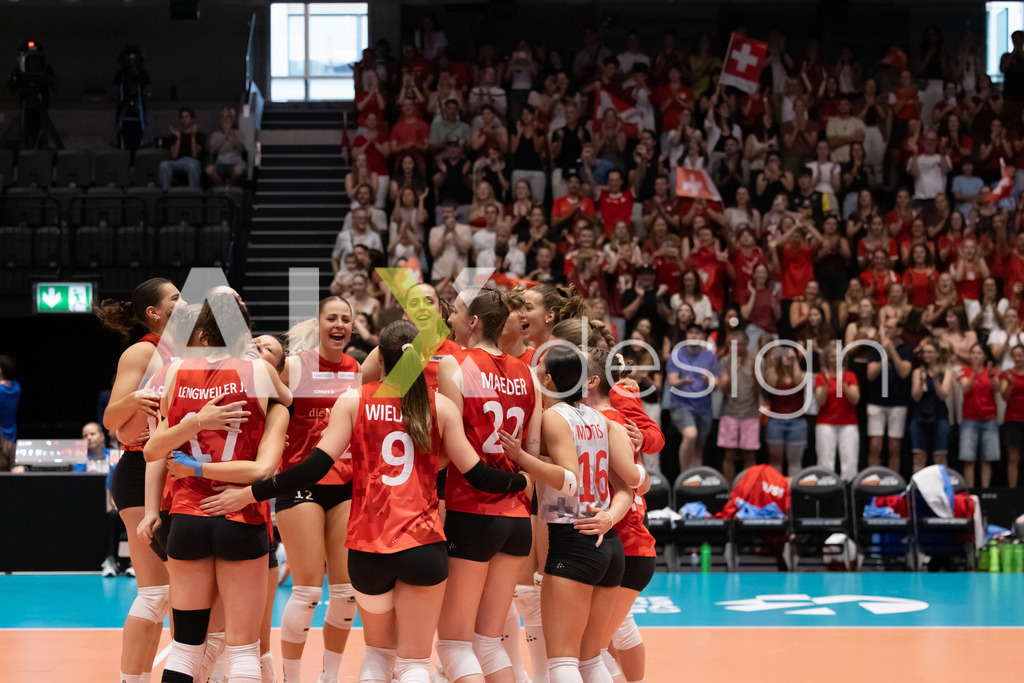 Austria v Switzerland - CEV European League Women | KRIENS, SWITZERLAND - JUNE 14: Team of Switzerland celebrating the win during the CEV European League match between Austria and Switzerland at Pilatus Arena on June 14, 2026 in Kriens, Switzerland. - Realisiert mit Pictrs.com
