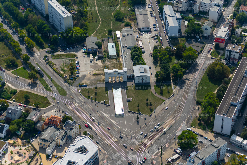 4039415 | LEIPZIG 14.09.2020 Straßenverkehr im Verlauf der Straßenkreuzung Bayrischer Platz - Windmühlenstraße - Str. des 18. Oktober - Arthur-Hoffmann-Straße im Ortsteil Mitte in Leipzig im Bundesland Sachsen, Deutschland. Im Bild  der Bayerischer Bahnhof Gasthaus &amp; Gosebrauerei Leipzig. // Road over the crossroads Bayrischer Platz - Windmuehlenstrasse - Str. of 18. Oktober - Arthur-Hoffmann-Strasse in the district Mitte in Leipzig in the state Saxony, Germany. Foto: Gerhard Launer