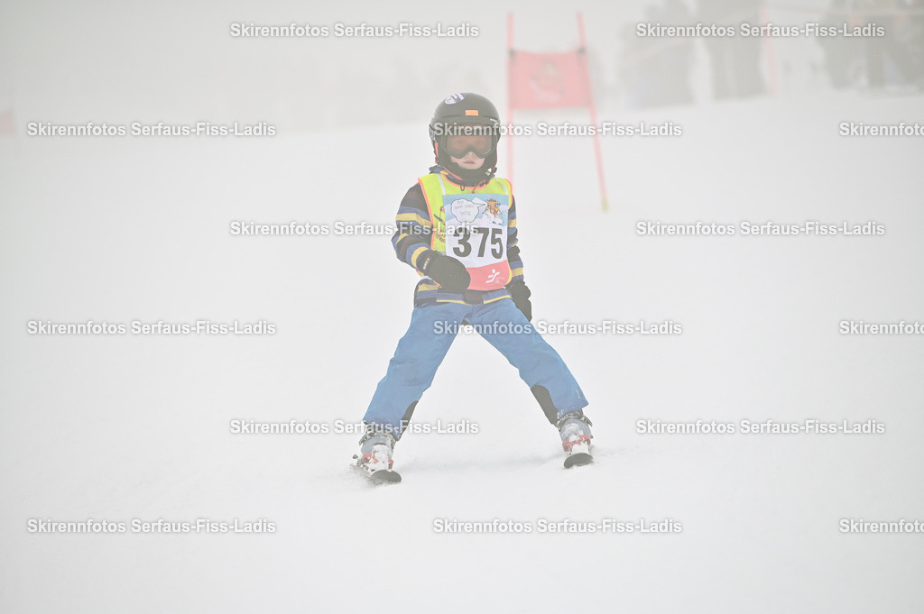 SRF_20.02.2026_0106 | Skirennfotos,Serfaus,Fiss,Ladis,Kinderskirennen,Winter,Tirol,Oberland,skirace,SFL,feelfree,weil wir's genießen,ski,Ski,skifahren,Sonnenplateau, - Realisiert mit Pictrs.com