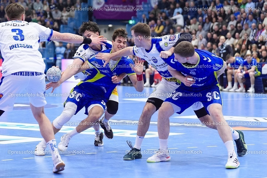 xYDRx19022601023 | 19.02.2026, xydrx, Handball, 1.HBL, VfL Gummersbach - ThSV Eisenach, Schwalbe-Arena: Julian Koester (VfL Gummersbach #7) und Kristjan Horzen (VfL Gummersbach #27) im Zweikampf gegen Tillman Leu (ThSV Eisenach #99) und Max Beneke (ThSV Eisenach #9)   Photo: xYannisxDreimannxPressefotoKochx