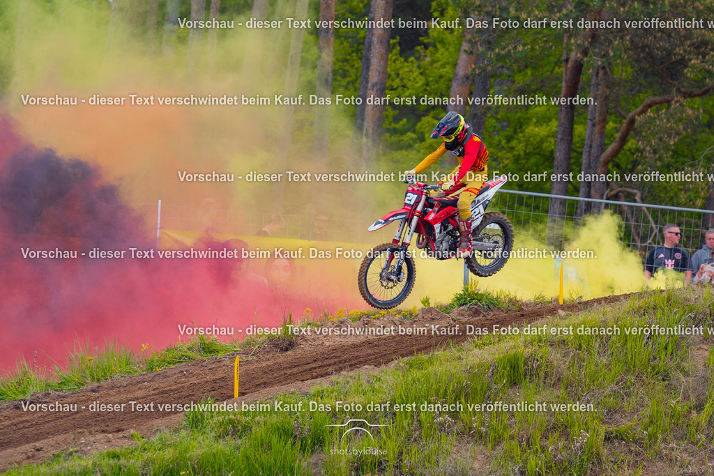 20260517_Templin-6424 | Sportfotografin aus Berlin-Brandenburg mit Fokus auf Motocross. Ich halte deine sportliche Leistung und echte Emotionen auf und neben der Strecke professionell fest. Entdecke die Fotos von deinem Rennen und bestelle sie direkt hier im Shop.
