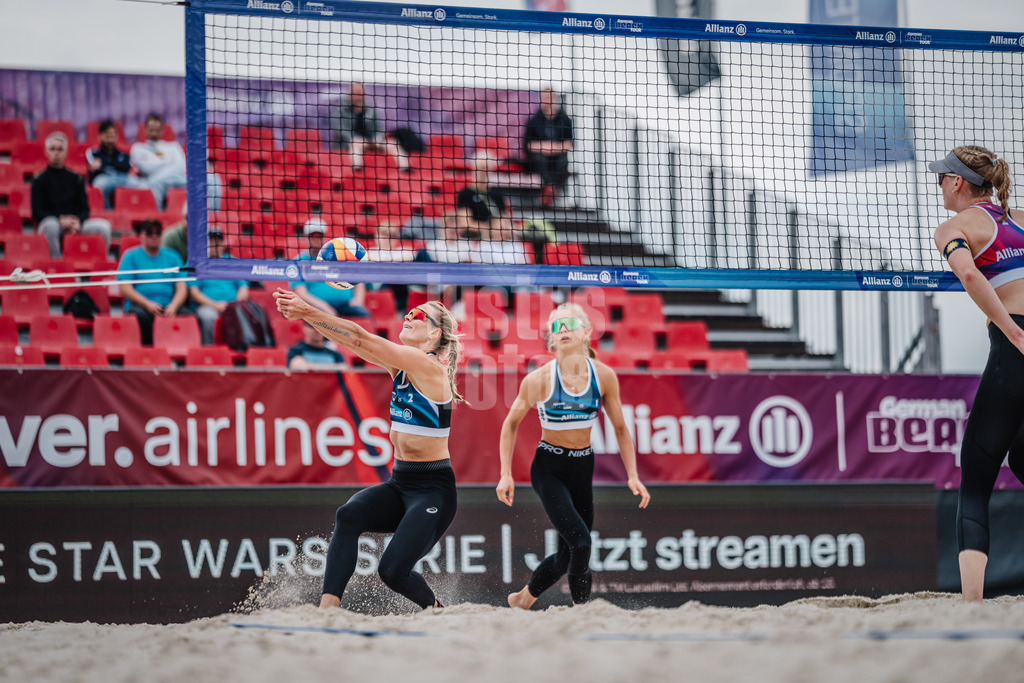 Beachvolleyball | Frauen | German Beach Tour 2024 | Tourstop Bremen | 07.06.2024 | Kim van de Velde (links) spielt den Ball für Paula Schürholz (mitte)