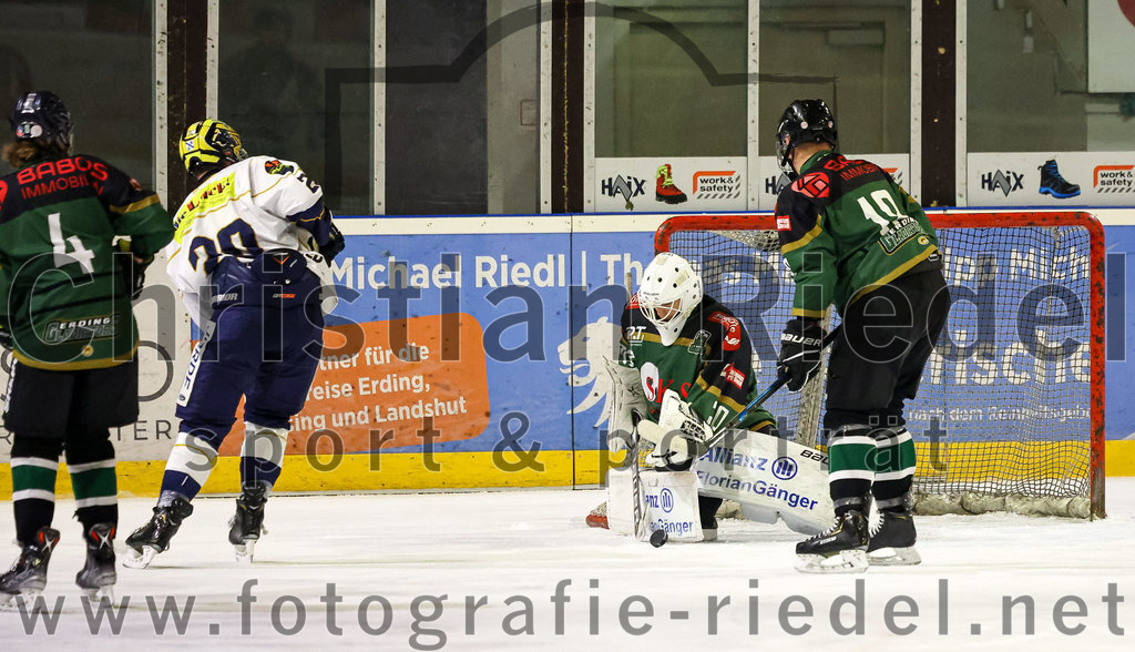 2022-11-26_112_TSV_Erding_gegen_ESC_Geretsried | Erding, Deutschland, 26.11.2022:
Eishockey, Bayernliga U20 2022 / 2023, xx. Spieltag, TSV Erding gegen ESC Geretsried, Endergebnis: 5:3

Marek Schlammer (Erding Gladiators, #4), Luis Huber (ESC Geretsried, #20), Torwart Nico Wimmer (Erding Gladiators, #30), Hannes Germaier (Erding Gladiators, #18)

Foto: Christian Riedel / fotografie-riedel.net