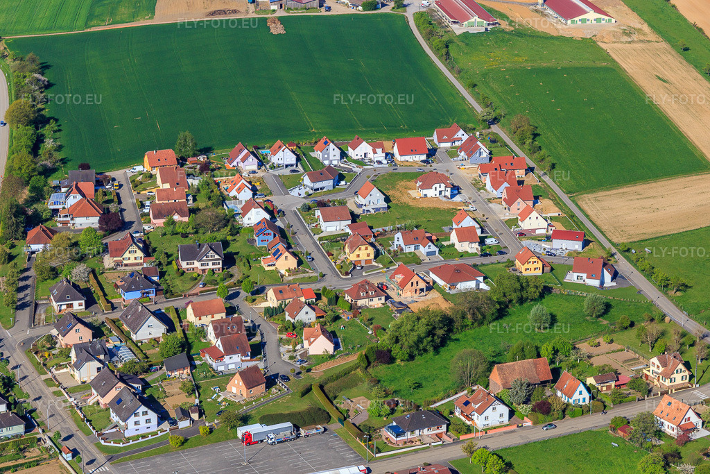 Vue aérienne: Nouvelle zone de développement Rue des Eperviers à Uhrwiller dans le département Bas Rhin, France – .Photo: IMG_099447.jpg prise le 30/04/2017 par Werner Riehm/FLY-FOTO.eu – Résolution de l'original: 5253 x 3502 px