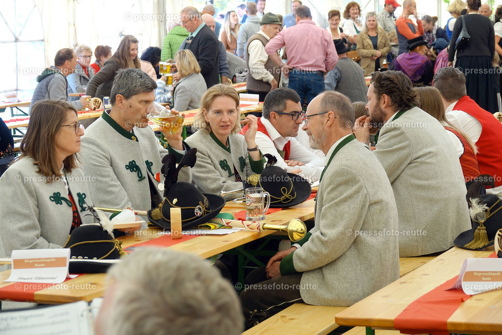 z-news-2022-Okt16-LJ_Erntedank_-ZELTFEST-DSD04818 | Info aus dem Bezirk Reutte/Ausserfern Tirol sowie eine umfangreiche Bilddatenbank über die gesamte Region: Lechtal, Talkessel Reutte, Tannheimertal, Zwischentoren. Lech, Plansee, Zugspitze, Grenztunnel, B179, Fernpassstraße, Verkehr, Lawinen, Tradition, - Realisiert mit Pictrs.com