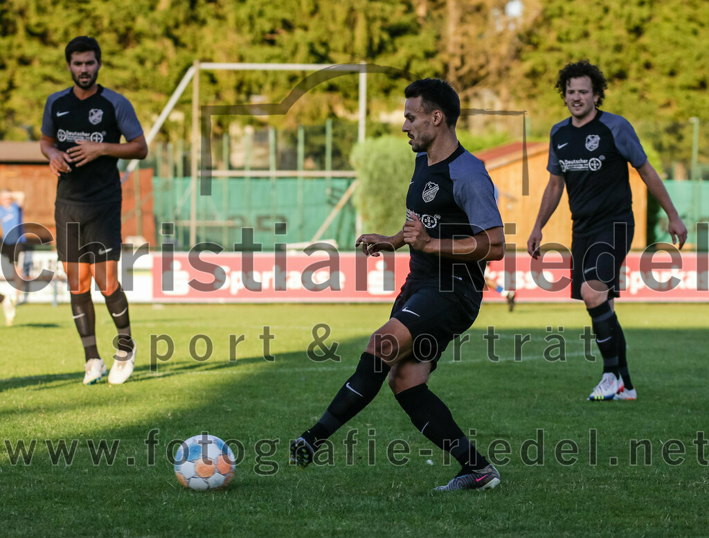 2023-07-14_086_FC_Langengeisling_gegen_FC_Velden-Eberspoint | Erding, Deutschland, 14.07.2023:
Fußball, Bezirksliga Oberbayern Ost 2023 / 2024, Testspiel, FC Langengeisling gegen FC Velden-Eberspoint, Endergebnis: 5:0

Maximilian Hintermaier (FC Langengeisling, #13)

Foto: Christian Riedel / fotografie-riedel.net