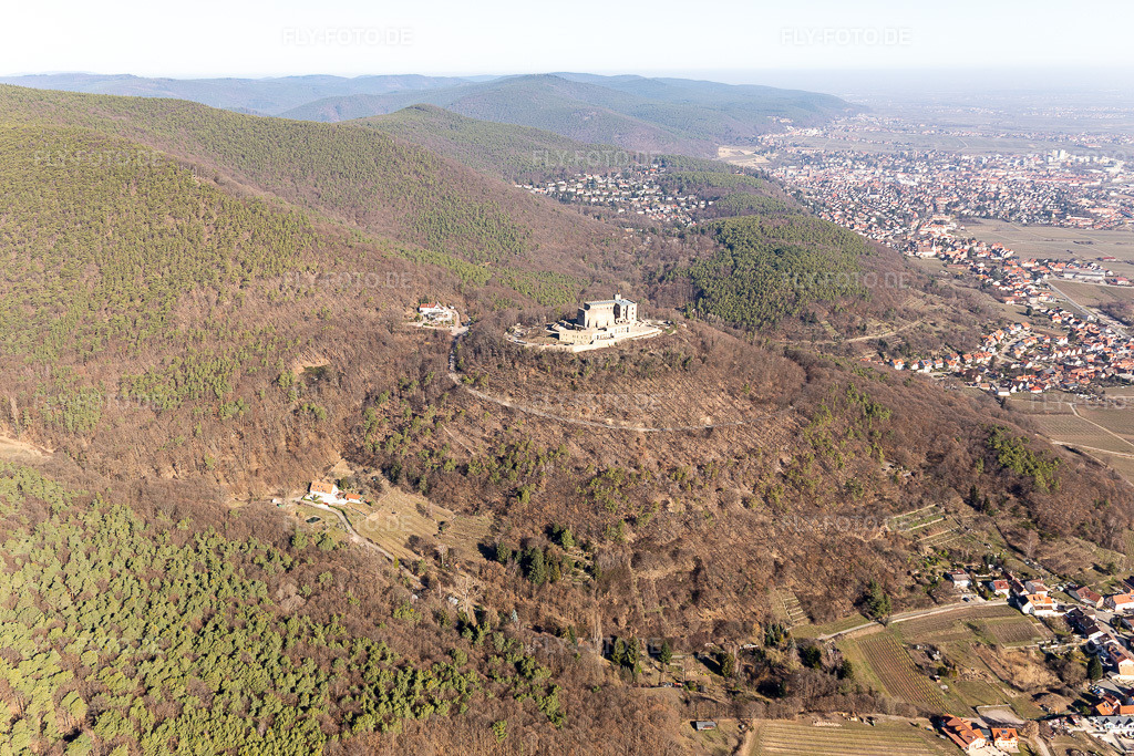 Luftbild: Hambacher Schloss im Ortsteil Diedesfeld in Neustadt im Bundesland Rheinland-Pfalz in Deutschland. Foto: IMG_112740.jpg vom 27.02.2019 durch Werner Riehm/FLY-FOTO.de