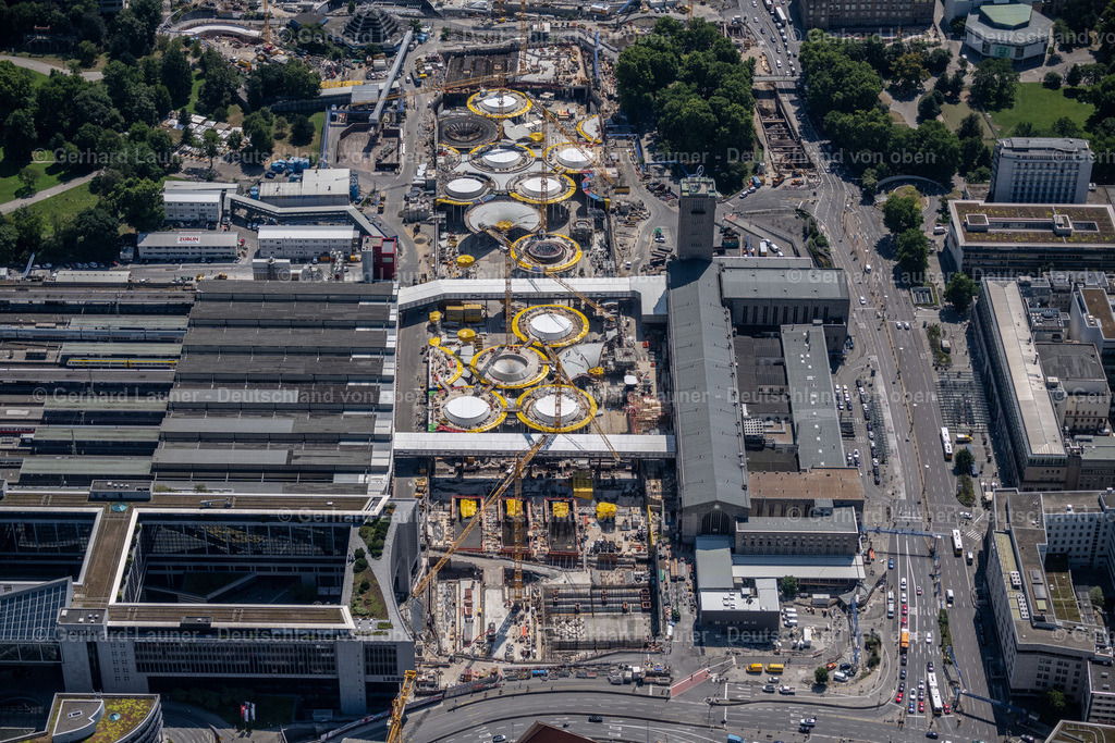 4034646 | STUTTGART 22.07.2020 Bauarbeiten zum Verkehrs- und Städtebauprojekt " Stuttgart 21 " am Hauptbahnhof in Stuttgart im Bundesland Baden-Württemberg. Weiterführende Informationen bei: DB Netz AG,  Deutsche Bahn AG,  Ed. Züblin AG,  GODEL-BETON GmbH,  HTG Ingenieurbüro für Bauwesen GmbH,  Ingenhoven architects GmbH,  SÜLZLE Stahlpartner GmbH,  Vössing Ingenieurgesellschaft mbH. // building of the main station of the railway and construction site for the development project "Stuttgart 21" in Stuttgart in the state of Baden-Wurttemberg. Further information at: DB Netz AG,  Deutsche Bahn AG,  Ed. Zueblin AG,  GODEL-BETON GmbH,  HTG Ingenieurbuero fuer Bauwesen GmbH,  Ingenhoven architects GmbH,  SUeLZLE Stahlpartner GmbH,  Voessing Ingenieurgesellschaft mbH. Foto: Gerhard Launer