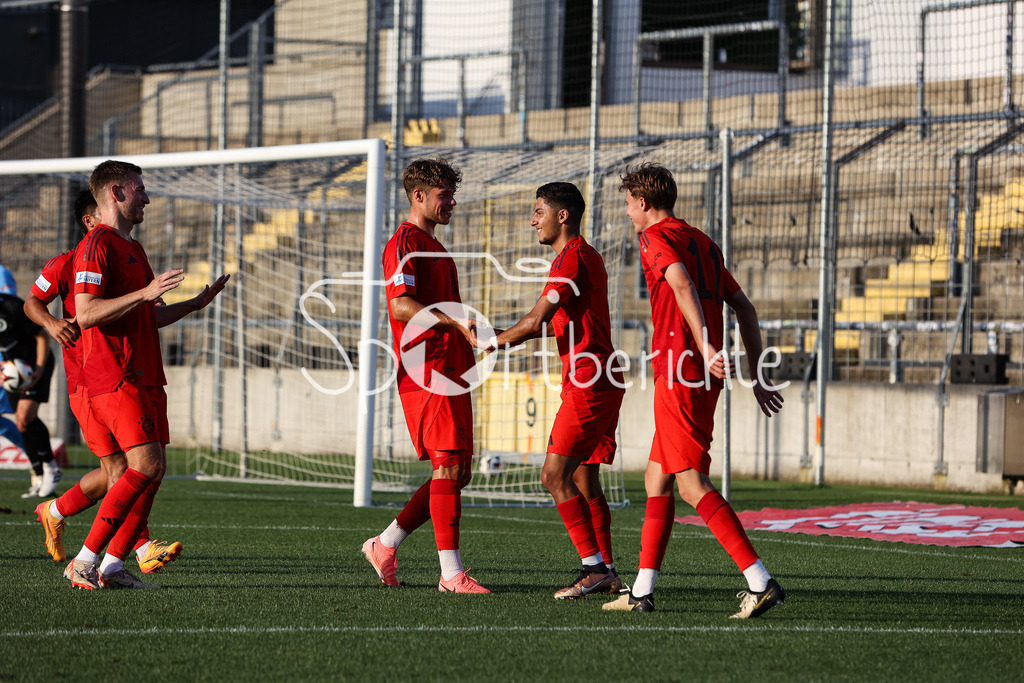 FC Bayern Amateure - SpVgg Ansbach | Jubel nach dem Treffer zum 2-0 durch Davide Dell`ERBA (FCB #7) / Freude / Tor / Torschuetze / Foulelfmeter