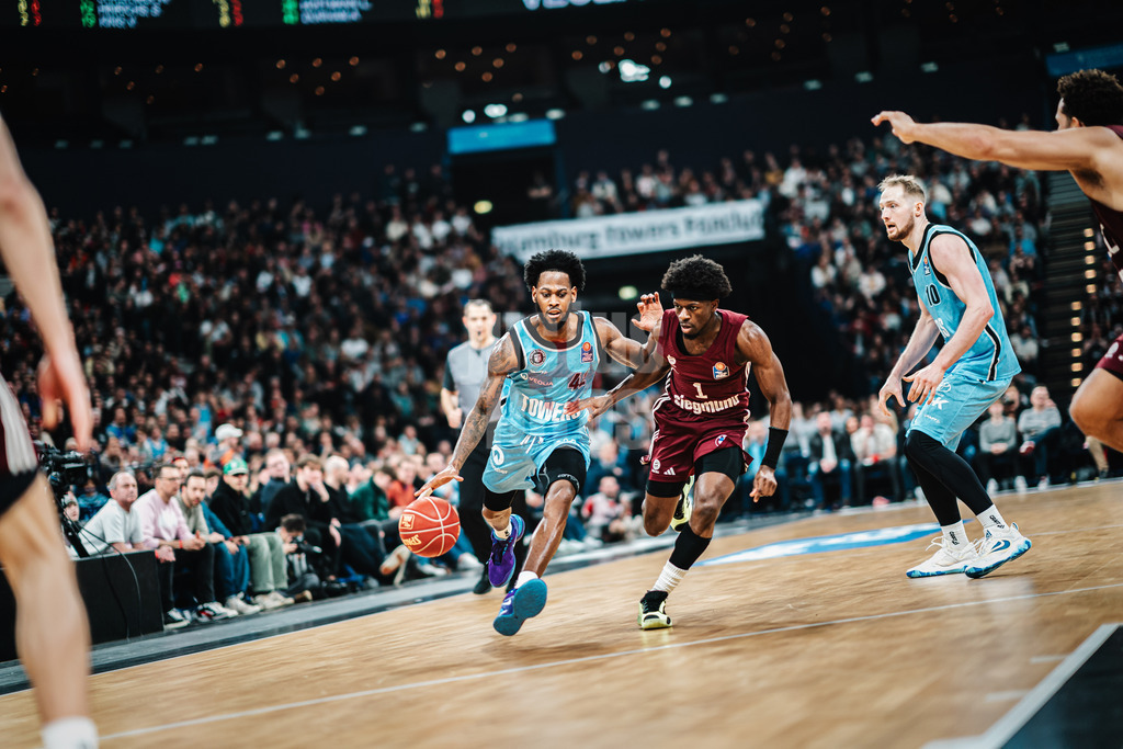 Basketball | Männer | Saison 2023/2024 | easyCredit Basketball Bundesliga | Veolia Towers Hamburg vs. FC Bayern München | 26.03.2024 | Aljami Durham (#42, Veolia Towers Hamburg) gegen Sylvain Francisco (#1, FC Bayern Basketball)