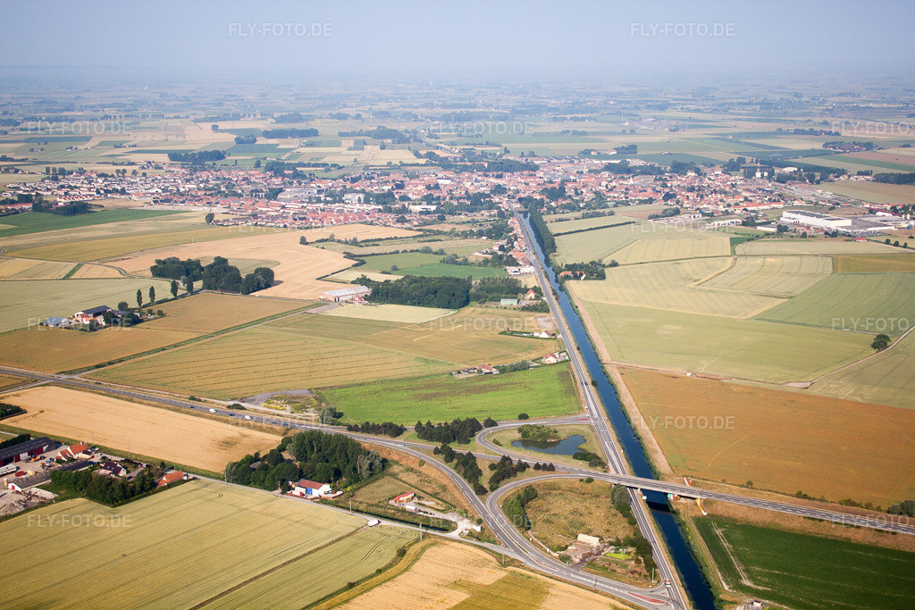 Luftbild: Ortsansicht in Bourbourg im Bundesland Nord in Frankreich. Foto: IMG_58969.jpg vom 22.07.2013 durch Werner Riehm/FLY-FOTO.de