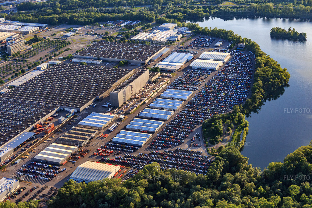Luftbild: Lager für Daimler-LKW im LKW-Werk in Wörth am Rhein im Bundesland Rheinland-Pfalz in Deutschland. Foto: IMG_080865.jpg vom 13.06.2015 durch Werner Riehm/FLY-FOTO.de