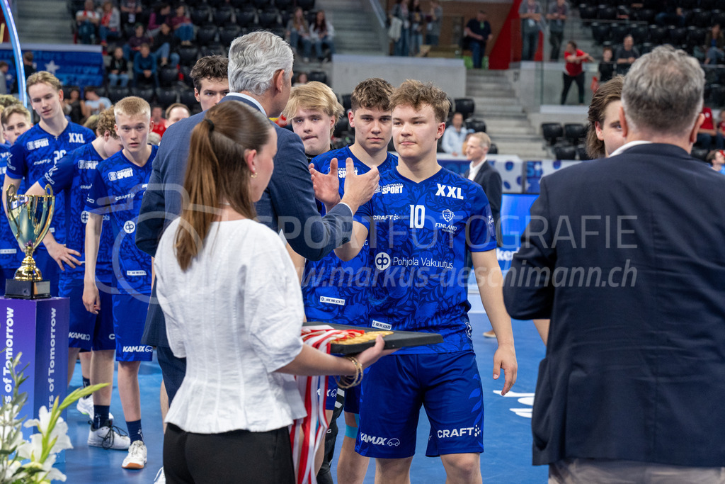 2025 Men's U19 WFC - Finland v Czechia | Markus Maronen (#10, Finland) receiving the gold medal during 2025 Men's U19 WFC, Switzerland: 04.05.2025, Zürich, Swiss Life Arena.Event page: <a href="https://www.u19wfc2025.ch/">www.u19wfc2025.ch</a>Credit: Markus Aeschimann, <a href="https://markus-aeschimann.ch">markus-aeschimann.ch</a>Instagram: <a href="https://instagram.com/sportfotografie.aeschimann">@sportfotografie.aeschimann</a> - Realisiert mit Pictrs.com