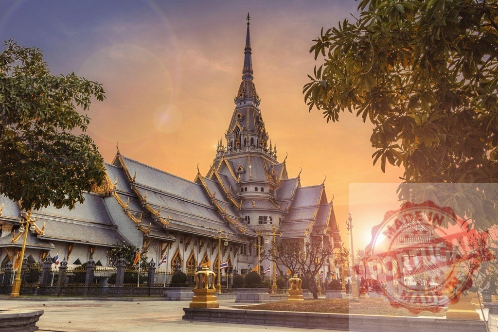 Wat Sothon Wararam Worawihan temple shining during a beautiful sunset in Thailand | Beautiful ornate buddhist temple Wat Sothon Wararam Worawihan during a colorful sunset in Chachoengsao, Thailand - Realisiert mit Pictrs.com
