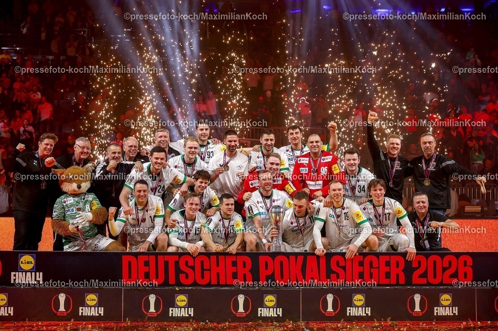 xSSCx19042602047 | 19.04.2026, xsscx, Handball, DHB-Pokal Lidl Final4, Finale, Füchse Berlin - Bergischer HC, Saison 2025 / 2026 Herren, Lanxess Arena, Köln: Die Mannschaft der Füchse Berlin feiert den Sieg im DHB-Pokal  Photo: xSandraxScherningxPressefotoKochx