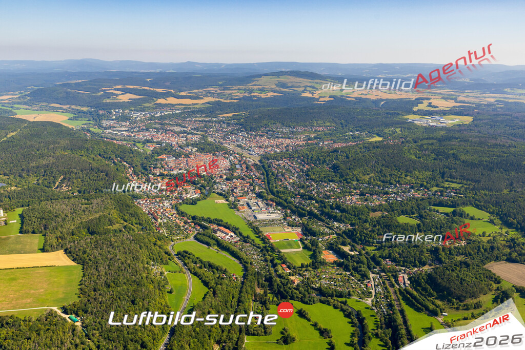 Übersichts Bild Meiningen - Die Luftaufnahme wurde 2025 vom UL-Flugzeug heraus erstellt ( keine Drohnenaufnahme ) - Hochauflösende Luftaufnahme - für Wandbilder und großformatige Ausdrucke geeignet. Das besondere Geschenk!Hier alle&nbsp;Infos zur Lizenzierung der LuftaufnahmeWir fliegen auch dieses Jahr wieder in Ihre Region um Luftbilder zu erstellen.- Luftbild anfragen