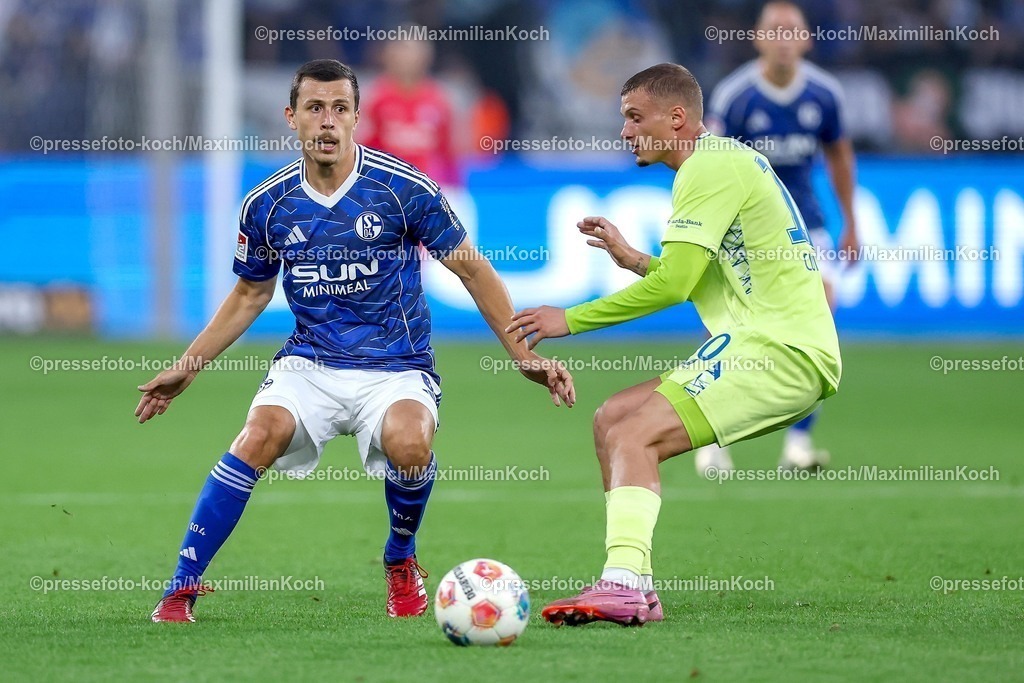 S0401082501071 | 01.08.2025, Fußball, FC Schalke 04 - Hertha BSC, 1.Spieltag, 2. Fußball Bundesliga, Veltins-Arena Gelsenkirchen, Saison 2025 2026: Ron Schallenberg (Schalke04 #06) im Zweikampf gegen  Michael Cuisance (Hertha BSC #10) DFB regulations prohibit any use of photographs as image sequences and or quasi-video.