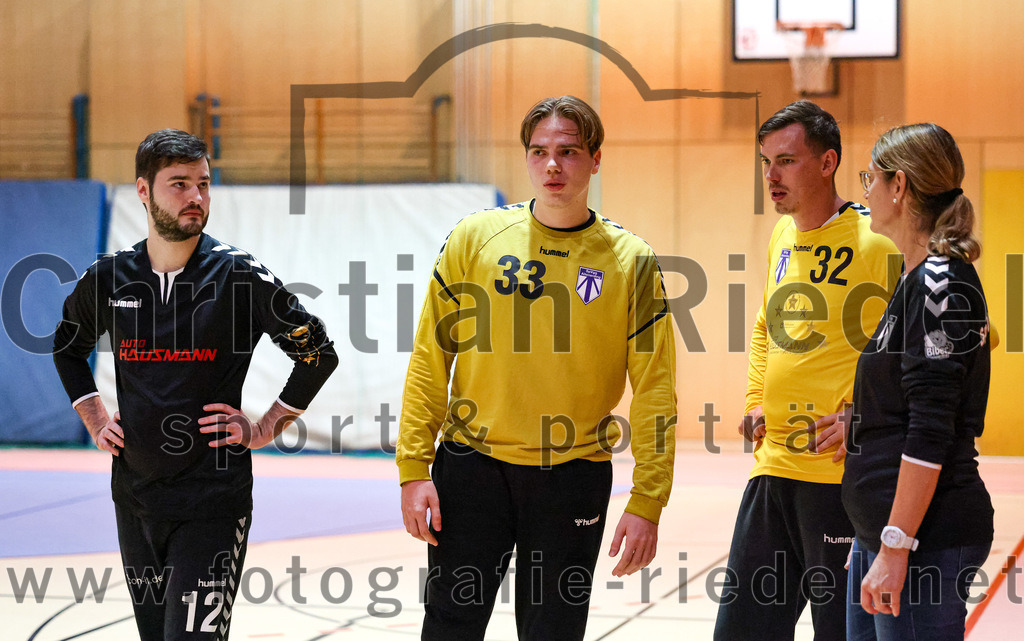 2022-10-08_104_SpVgg_Altenerding_gegen_ASV_Dachau | Erding, Deutschland, 08.10.2022:
Handball, Bezirksoberliga Männer 2022 / 2023, 4. Spieltag, SpVgg Altenerding gegen ASV Dachau, Endergebnis: 23:23

Otto Donaubauer (SpVgg Altenerding, #12), Jannik Fleps (SpVgg Altenerding, #33), Torwart Finn Engelking (SpVgg Altenerding, #32), Physio Jana Otto (Spvgg Altenerding)

Foto: Christian Riedel / fotografie-riedel.net