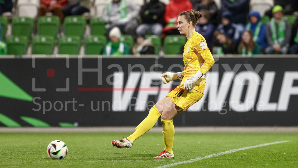 Fussball, Google Pixel Frauen-Bundesliga, VfL Wolfsburg - SGS Essen | v.li.: Anneke Borbe (Torhüterin, Torwart, VfL Wolfsburg, 30) am Ball, Freisteller, Einzelbild, Ganzkörper, Aktion, Action, Spielszene, DIE DFB-RICHTLINIEN UNTERSAGEN JEGLICHE NUTZUNG VON FOTOS ALS SEQUENZBILDER UND/ODER VIDEOÄHNLICHE FOTOSTRECKEN. DFB REGULATIONS PROHIBIT ANY USE OF PHOTOGRAPHS AS IMAGE SEQUENCES AND/OR QUASI-VIDEO.