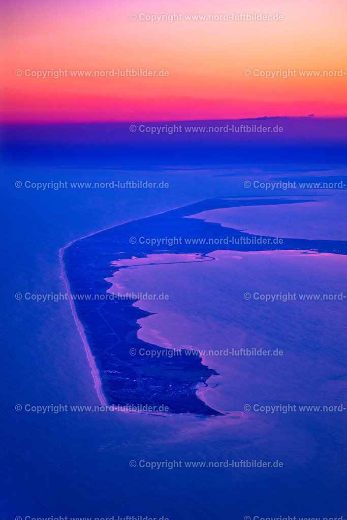 Sylt_im_Sonnenaufgang_ELS_1634170422 | SYLT 17.04.2021 Küstenbereich der nordfriesischen Nordseeinsel Sylt im Sonnenaufgang im Bundesland Schleswig-Holstein, Deutschland. // Coastal area of a??a??the North Frisian North Sea island Sylt in sunrise in the state Schleswig-Holstein, Germany. Foto: Martin Elsen