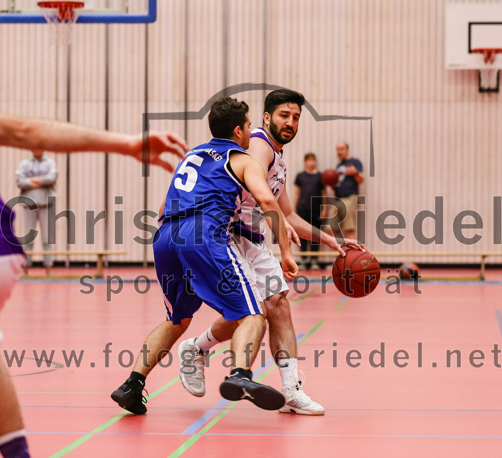 2022-05-29_078_SpVgg_Altenerding_gegen_Muenchen_Basket_2 | Erding, Deutschland, 29.05.2022:
Basketball, Bezirksliga 2021 / 2022, Herren Turnier der 2. der Aufstiegsrunden, SpVgg Altenerding gegen München Basket 2, Endergebnis: 

P. Darriba (München Basket, #5), Abdul Azim Amani (SpVgg Altenerding, #10)

Foto: Christian Riedel / fotografie-riedel.net