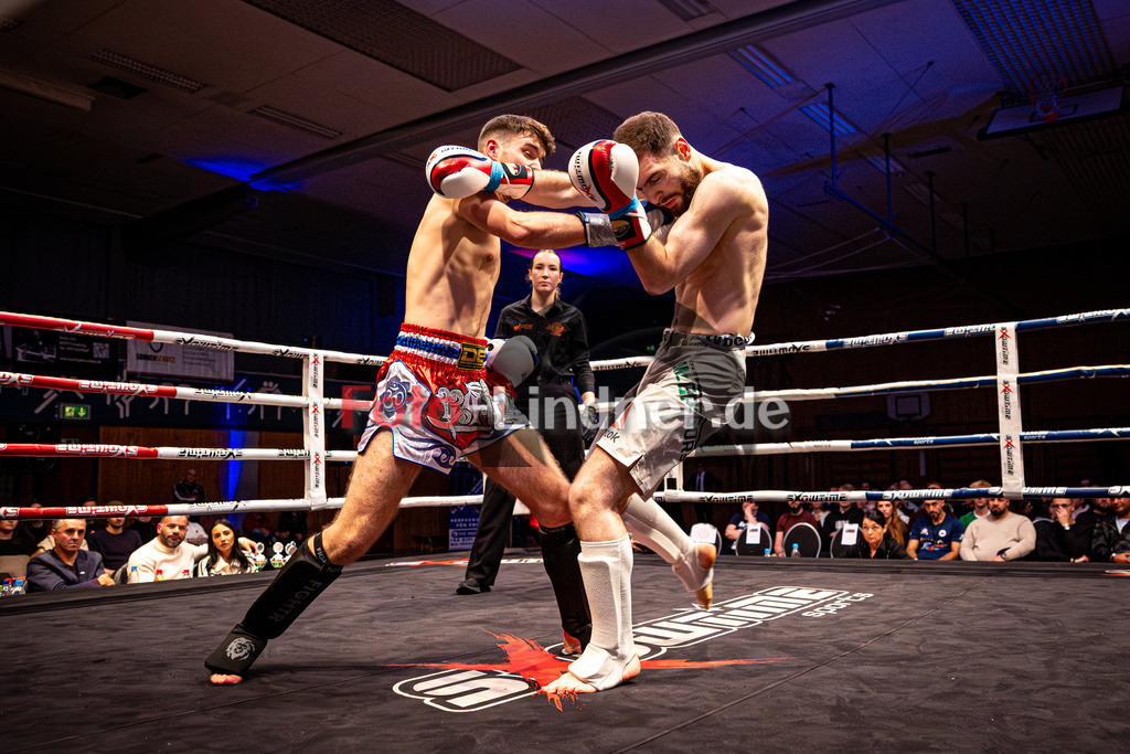 Luka Vujkovic (Kampfsport Kosaric) blau gegen Behlül Yerlinkaya (Munich Combat) rot | MFA Fight Night K1 -75kg Kampf 8, Luka Vujkovic (Kampfsport Kosaric) blau gegen Behlül Yerlinkaya (Munich Combat) rot, 20251108,,2025-11-08 in Penzberg (Wellenberghalle Penzberg), Copyright: WolfgangxLindner www.foto-lindner.de