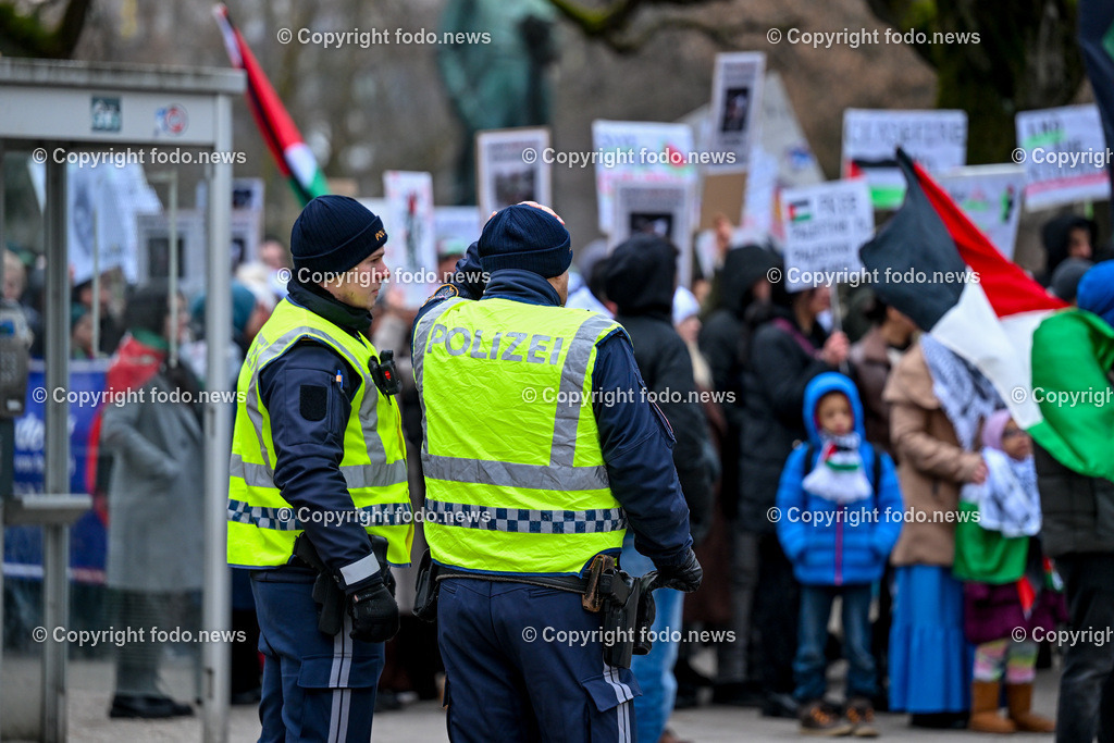 Demonstration Paleastina in Linz_ Pro Gaza_ 14.01.2024-24 | 14.01.2024, Linz, AUT, Demonstration, im Bild Palästina, Palaestina, Gaza, Demoteilnehmer, Teilnehmer, Kundgebung, Plakate, Fahnen, Polizei, Beamte, Polizeifahrzeuge, Einsatzkraefte, Israel, Krieg, Hamas, Geisel, Freiheit, Frieden