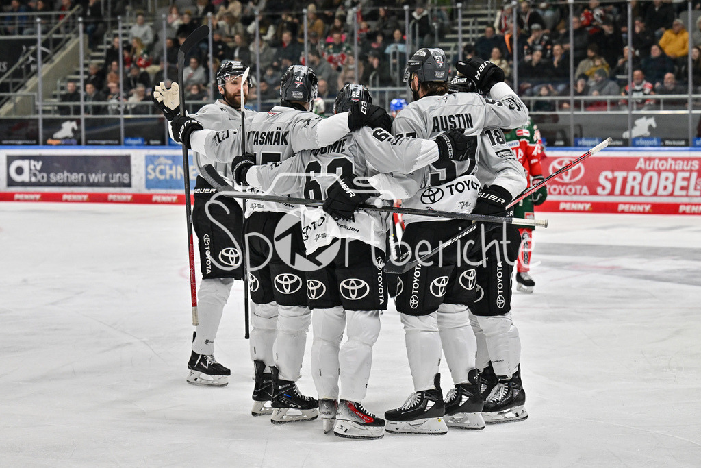 Augsburger Panther - Kölner Haie | Jubel der Haie nach dem Anschlusstreffer zum 2-3 durch Brady AUSTIN (Koelner Haie #57) / Treffer / Tor / Torschuetze / Freude / Happy / DEL: Augsburger Panther - Koelner Haie, Curt Frenzel Stadion am 02.03.2025