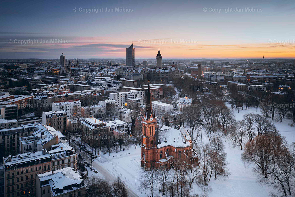 Leipzig von oben | Die Leipzig Skyline von oben ist ein echtes Highlight für Fotofans, Städtereisende und alle, die Leipzigs Kontraste zwischen Historie und Moderne schätzen – von City-Hochhäusern über Uni-Riese bis Völkerschlachtdenkmal und jede Menge Grün drumherum. - Realisiert mit Pictrs.com