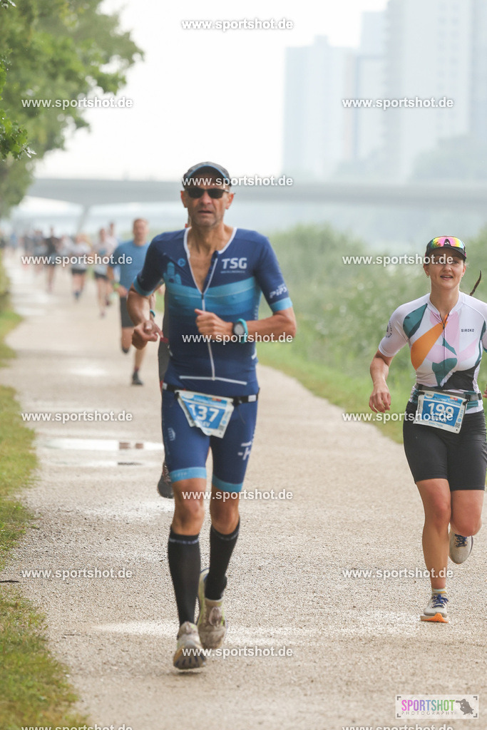 LUR_1188 | 34. M-net Erlanger Triathlon 2025 #erlangertriathlon  #mnettriathlon2025 #mnettriathlon #team #olympischedistanz #mitteldistanz #triathlon #maindonaukanal  #erlangertriathlon2025 #yourpictrs #tv1848 #tv1848erlangen  #triathlonbayern #sportinerlangen #demsportverbunden #sportshot_your_pictrs Copyright: www.sportshot.de