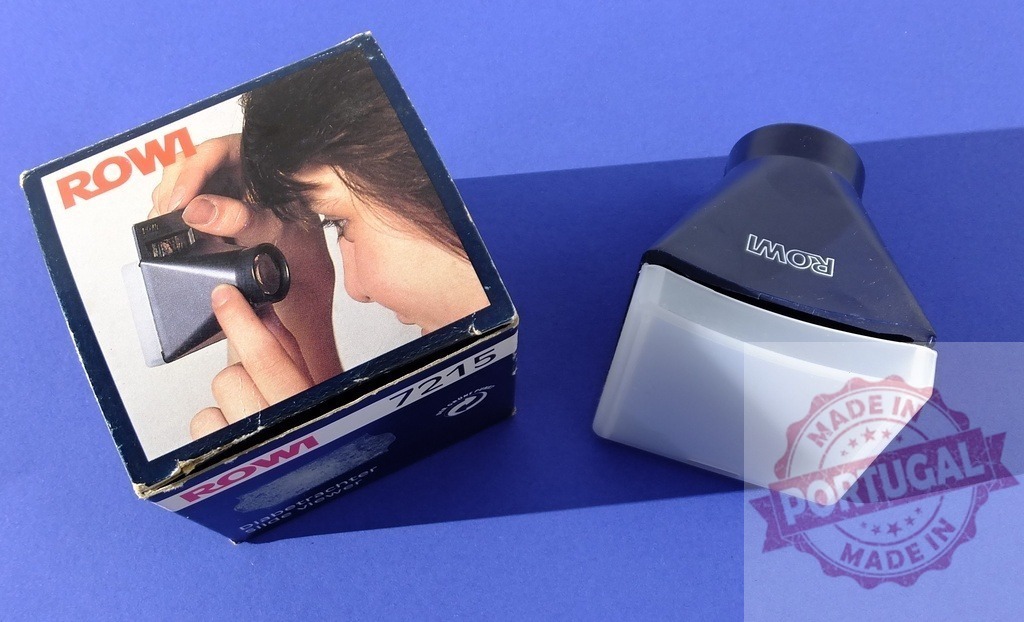 ROWI vintage slide viewer and packaging on blue background | ROWI Diabetrachter slide viewer displaying its vintage design and original box - Realisiert mit Pictrs.com