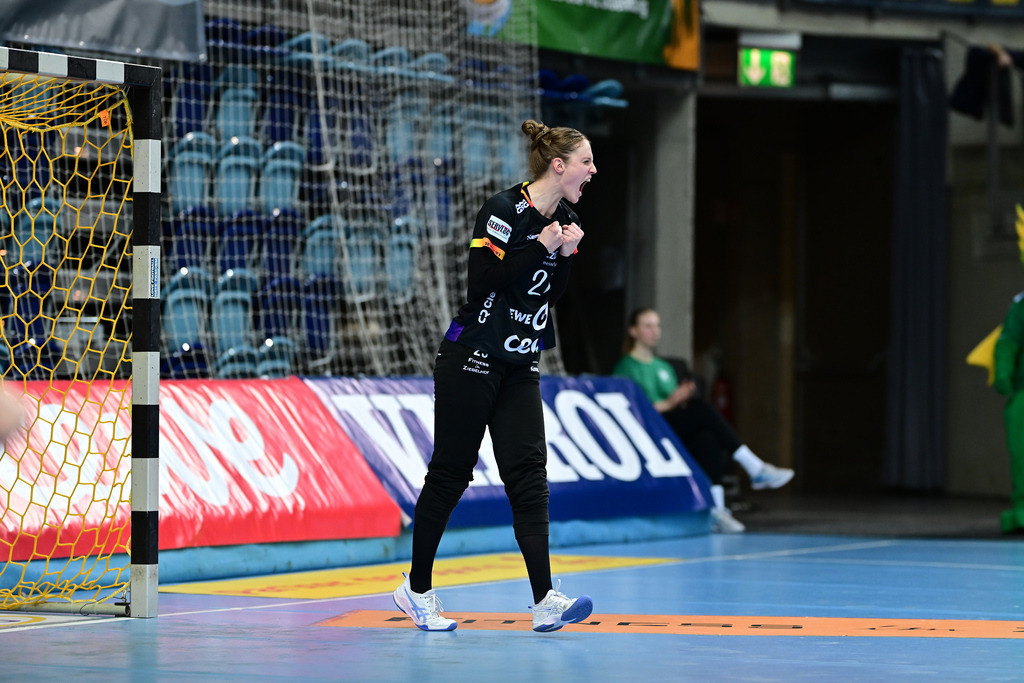 Handball I Frauen I Saison 2024-2025 I 1. HBF I 12. Spieltag I VfL Oldenburg - TuS Metzingen | Jubel, Begeisterung, Enthusiasmus, Euphorie, Freude, Glücksgefühl, Heiterkeit bei: Madita Kohorst (25, VfL Oldenburg) - Realisiert mit Pictrs.com
