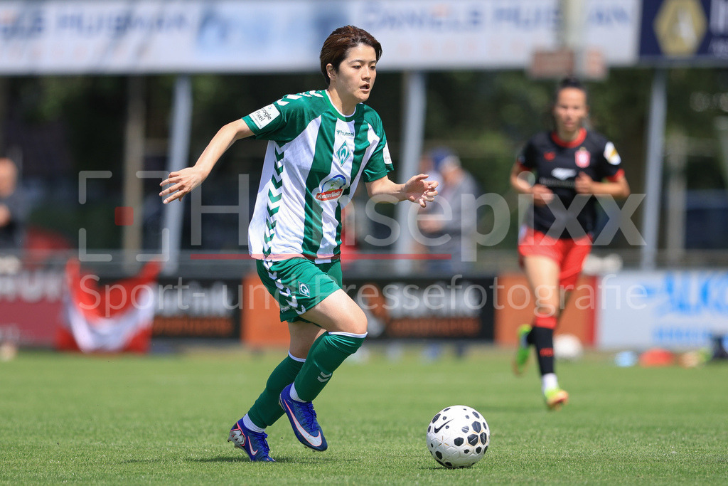 Fussball, Testspiel Frauen, FC Twente Enschede - SV Werder Bremen | Mei Shimada (SV Werder Bremen, 8) am Ball, Einzelbild, Ganzkörper, Aktion, Action, Spielszene