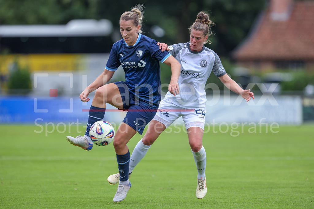 Fussball, Testspiel Frauen, SV Meppen - VfL Bochum | v.li.: Dörthe Hoppius (VfL Bochum, 9) und Chantal Schouwstra (SV Meppen, 20) im Zweikampf, Duell, Dynamik, Aktion, Action, Spielszene