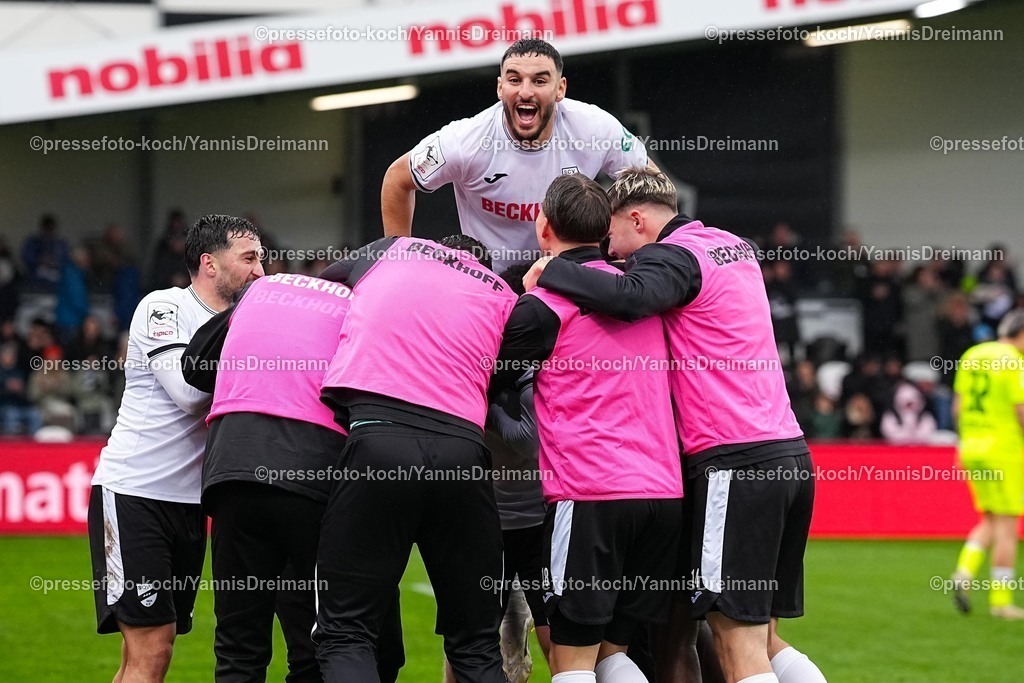 xYDRx25102501056 | 25.10.2025, xydrx, Fußball, 3.Liga, SC Verl - SSV Ulm 1846, Saison 2025 2026, Sportclub Arena: Torjubel nach dem Tor zum 4:0 für den SC Verl durch Torschütze Dennis Waidner (SC Verl #8) zusammen mit Chilohem Onuoha (SC Verl #27) und Fabian Wessig (SC Verl #18) und Chilohem Onuoha (SC Verl #27) und den Auswechselspielern  DFB regulations prohibit any use of photographs as image sequences and or quasi-video.