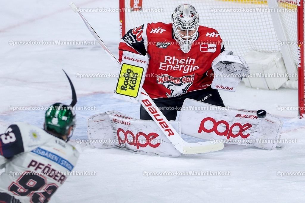 KEC20042601034 | 20.04.2026, Eishockey, DEL Halbfinale Play-Offs, Kölner Haie - Eisbären Berlin, Spiel 6, Lanxess-Arena Köln: Goalie Janne Juvonen (Kölner Haie #30) verteidigt gegen Leo Pföderl (Eisbären Berlin #93) 