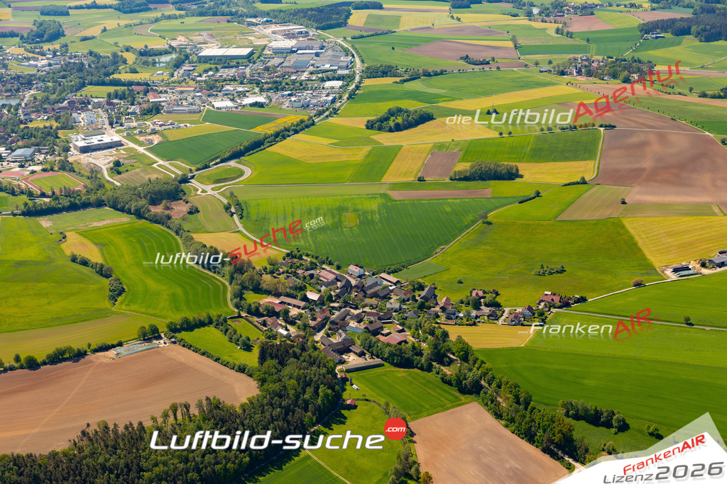 Das Luftbild zeigt : Berndorf Kemnath - Die Luftaufnahme wurde 2024 vom UL-Flugzeug aus erstellt ( keine Drohne ) - Hochauflösende Luftaufnahme - Für grossformatige Ausdrucke geeignet. Die Geschenkidee !Mit Lizenz und Bildrechte bestellbar