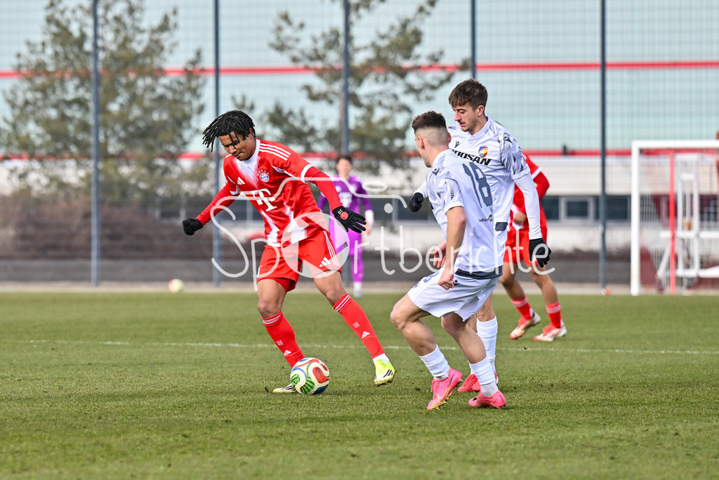 FC Bayern Amateure - FC Viktoria Pilsen U23 | MUNICH, GERMANY - 03. FEBRUARY: im Duell Julien YANDA (FC Bayern München II 3) und einem Spieler von Viktoria Pilsen während dem Testspiel zwischen den Amateuren des FC Bayern und dem FC Viktoria Pilsen B am FC Bayern Campus