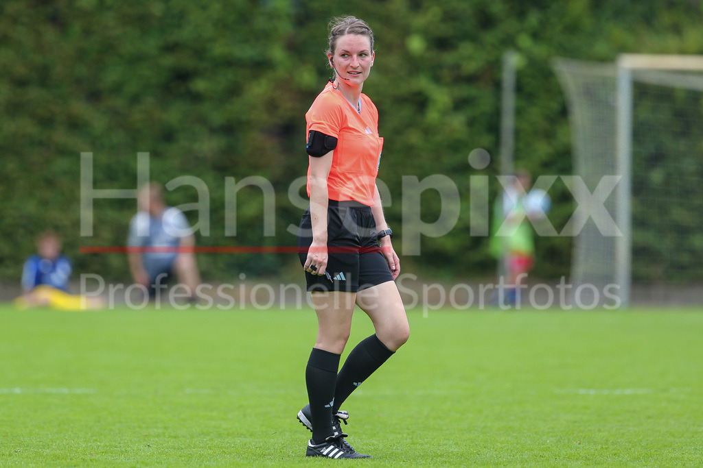Fussball, 2. Frauen-Bundesliga, Hamburger SV - Borussia Möchengladbach | v.li.: Schiedsrichterin Miriam Schwermer, DIE DFB-RICHTLINIEN UNTERSAGEN JEGLICHE NUTZUNG VON FOTOS ALS SEQUENZBILDER UND/ODER VIDEOÄHNLICHE FOTOSTRECKEN. DFB REGULATIONS PROHIBIT ANY USE OF PHOTOGRAPHS AS IMAGE SEQUENCES AND/OR QUASI-VIDEO.