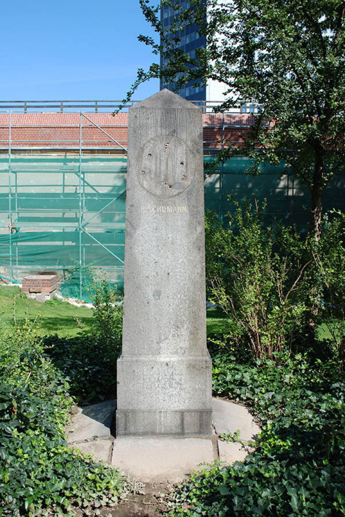 Robert-Schumann-Denkmal | Das Team hinter BILDLEXIKON LEIPZIG bündelt historische wie aktuelle Informationen über die Stadt Leipzig in Text und Bild auf einer Plattform und stellt diese der interessierten Öffentlichkeit zur Verfügung.