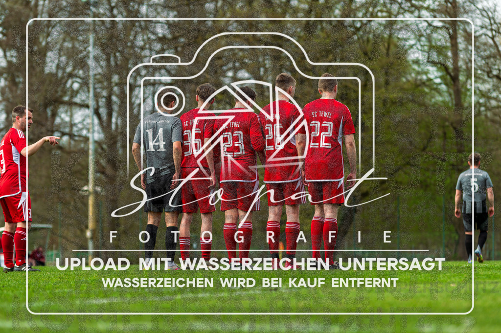 FGFSSCT-1032 | Justus Popp (FG Fulde-Stellichte #14), Mattis Worthmann (SC Tewel #35), Jan-Hendrik Ludemann (SC Tewel #23), Janis Heiden (SC Tewel #26) und Steffen Worthmann (SC Tewel #22) beim Herren Kreisliga HK Spiel zwischen FG Fulde-Stellichte und SC Tewel im Lehrdestadion, Stellichte (Simon Paul Stopat) - Realisiert mit Pictrs.com