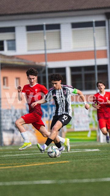 juv_lut_fmachado-0172 | Images from the Juniors B match between Juventus Academy and FC Lutry, played on 18 March 2026 in Lutry, Switzerland, featuring players, coaching staff and match action throughout the game.