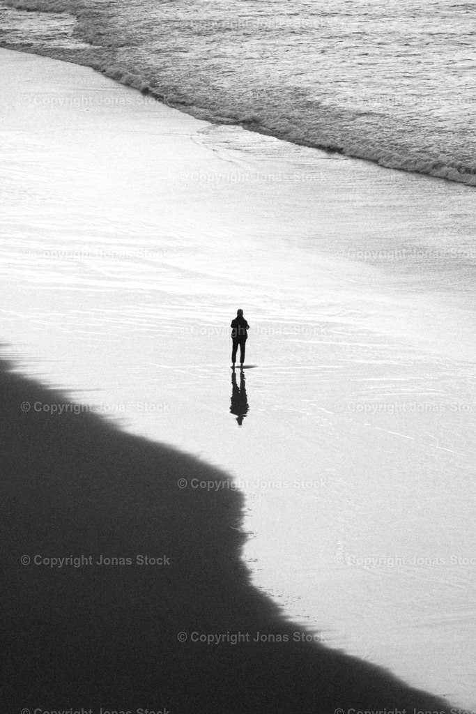 Last man standing | Lonely man on the beach reflecting perfectly.  - Realisiert mit Pictrs.com